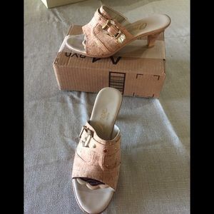 Almost new Onex sandals